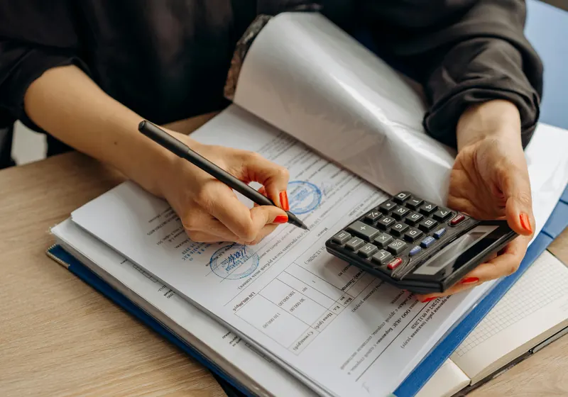 مراجعة مستندات وتقارير مالية